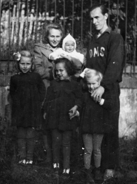 Rodinné foto, pamětnice vlevo, Horní Oldřichov u Děčína, 1953