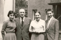 Peřichovi po návratu otce z vězení v roce 1960. Zleva sestra Anna, otec Leopold, matka Marie a Václav