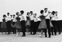 Taneční vystoupení v Děčíně na Bažantnici, pamětnice blond v první řadě, 1962