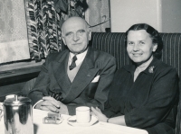 Anna Kvapilová s Petrem Zenklem, bývalým předsedou národních socialistů, cca 1960