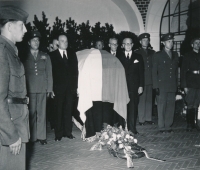 Pohřeb Edvarda Beneše. Otec Bohuslav Matouš (pátý zprava) drží čestnou stráž u rakve, Sezimovo Ústí, 10. září 1948