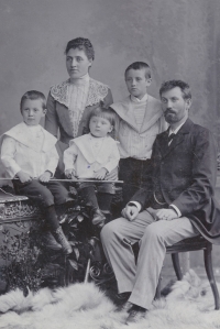 Otec Jaromíra Matouše Bohuslav Matouš (uprostřed) s bratry, babičkou Annou Matoušovou a dědečkem Čeňkem Matoušem, cca 1900