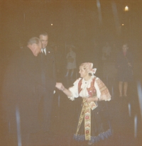 Oslava 50. výročí Československa v Oslu. Anna Kvapilová vítá  v kroji norského krále Olafa před univerzitní aulou, 1968