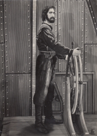 Vojtěch Kunčík v roli kormidelníka při natáčení filmu Vynález zkázy (1956), r: Karel Zeman