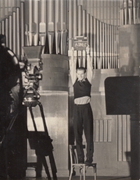 Vojtěch Kunčík při klapce v Domě umění Gottwaldov, 1956