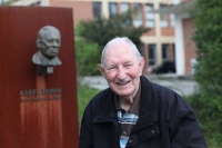 Vojtěch Kunčík u busty Karla Zemana ve Zlínských filmových ateliérech, 2023