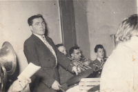 Otec pamětníka Alois Matějíček (zcela vlevo) v kapele