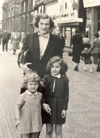 Ludmila se svou mladší sestrou Alenou a maminkou Milenou, 1951
