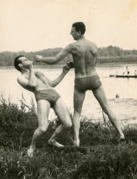 V Novém Bohumíně u Rychvaldského rybníku. Fotografie z poloviny padesátých let, Vladimír Vlk je otočen zády vpravo