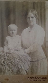 Babička Anna Máková se synem Juliem