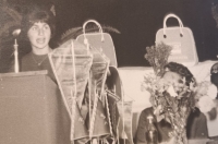 Irena Mrkvičková při přednesu básně během oslav Mezinárodního dne žen