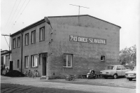 Budova vedení JZD Pokrok Otice v roce 1975 ve Slavkově po sloučení JZD Pokrok Otice s JZD Přátelstvím Slavkov