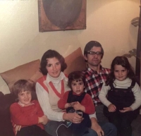 Manželé Stáňovi spolu se svými třemi dětmi, 1980