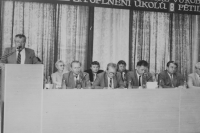 Slavnostní aktiv u příležitosti předávání praporu sovětských kolchozníků v Oticích 30. května 1988, řečník u pultu je předseda JZD Pokrok v Oticích Antonín Vincker