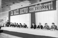 Výroční schůze v společenském sále administrativní budovy JZD Pokrok v Oticích v 80. letech dvacátého století