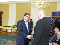 Pavel Horák přebírá ocenění účastníka třetího odboje na Ministerstvu obrany ČR, 2012