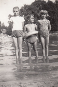 Zleva Alena Fiedlerová se sestrou na adršpašském koupališti, 1958