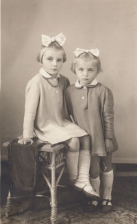 Se sestrou (Alena Fiedlerová vlevo), 1954