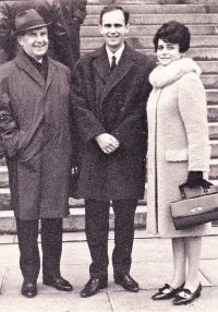 Aleš Opatrný s rodiči po své promoci (1968)