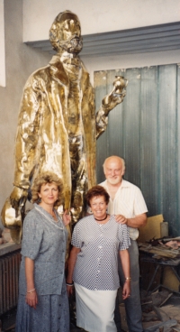 Vlasta Bidrmanová (vlevo) se sochařem a bývalým primátorem Karlových Varů Václavem Lokvencem
