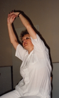 Vlasta Bidrmanová při rehabilitační práci, 1994