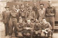 Pamětník (stojící první zprava) po vojenském cvičení v roce 1963