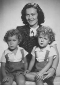S maminkou Elisabeth v roce 1944, bratr Jindřich a pamětník Bedřich Gregorini (vpravo)