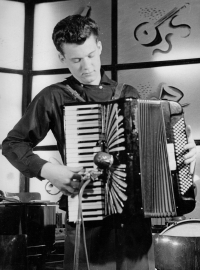V roce 1959 hrál pamětník v Teplicích v kapele G-sextet