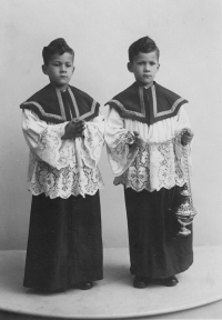 Bedřich Gregorini (vlevo) se svým bratrem Jindřichem v klášterní škole v Krupce na Teplicku, rok 1947