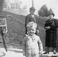 Malý Hans Lau se sousedkou a maminkou (vpravo), 40. léta 20. století