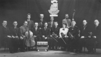 Hudební skupina Arbeit und Freude, Hans Lau stojící první zleva, 50. léta 20. století