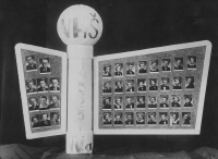 Maturitní tablo Vyšší hospodářské školy v Jablonci nad Nisou v roce 1955, Hans Lau třetí zleva v první řadě