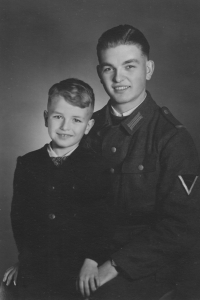 Hans Lau s bratrem Heinzem jako svobodníkem wehrmachtu v roce 1943