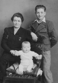 Marie Lau se syny Hansem a Heinzem v roce 1939