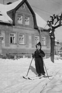 Pamětník jako dítě na lyžích, 40. léta 20. století