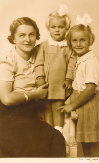 Darja Kocábová (vpravo) se sestrou Věrou a maminkou, 1937