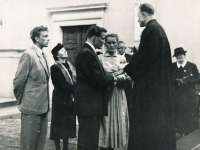 Svatba v kostele U Salvátora, Kocábovy oddává evangelický farář Krejčí, 1952