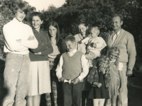Darja (druhá zleva) mezi synem Michaelem a dcerou Magdalenou u farářské rodiny v NDR, konec 60. let