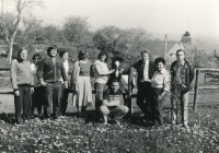 Psychoterapeutická skupiny u jednoho z pacientů doma, Darja uprostřed, vpravo Jana Matějíčková, počátek 90. let