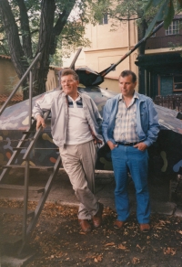 František Beneš vlevo, s bratrem Vladimírem po návratu domů u jeho tanku