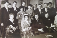 Jindřich Marek (čtvrtý zleva nahoře) na svatbě své budoucí švagrové v roce 1960
