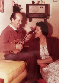 Fritz a Hermína Mayerovi, příbuzní Markových ze švýcarského Curychu. V době politického uvolnění v polovině 60. let 20. století je Jindřich a Libuše Markovi navštívili 