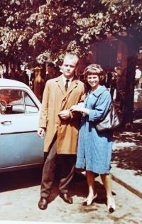 Jindřich Marek a jeho manželka Libuše v druhé polovině 60. let v západní Evropě. Otec Libuše Markové měl švagra ve Švýcarsku