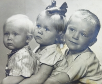 Jindřich Marek (vpravo) se sestrou Jaroslavou a bratrem Josefem, cca 1946