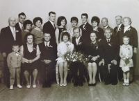 Jindřich Marek (dole uprostřed) na svatební fotografii z roku 1964. Napravo od něj jsou jeho matka Jaroslava a otec Josef, nad nevěstou sestra Jaroslava
