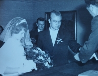 Jindřich Marek svou manželkou Libuší při obřadu na jablonecké radnici, 11. červenec 1964