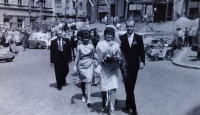 Jindřich Marek s novomanželkou Libuší v roce 1964 po svatbě na opravované jablonecké radnici. Jdou po Mírovém náměstí