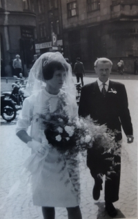 Nevěsta Jindřicha Marka Libuše 11. července 1964 se svým otcem Bohuslavem Doubravským. V pozadí je okresní sídlo KSČ, strany, jež citelně ovlivnila osud rodiny Markových