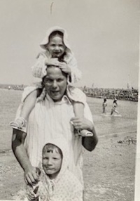 Ondřej Soukup s otcem a sestrou, Bulharsko, 1980