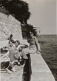 Ondřej Soukup s matkou a sestrou, Bulharsko, 1980